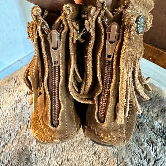 Minnetonka Brown Suede Fringe Moccasins Concho Ankle Boots, Size 9 - Picture 5 of 8